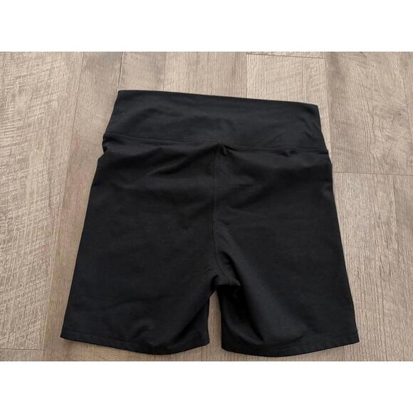 Old Navy Extra High Waisted Cloud Comfy Biker Shorts - Picture 5 of 8